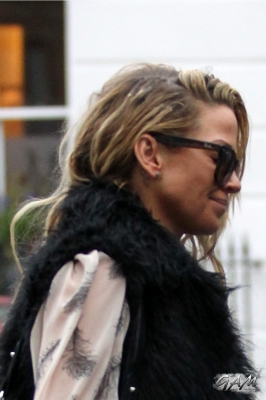 Sarah_Harding_leaving_her_managements_office_09_11_12_28229.jpg