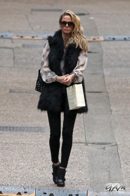 Sarah_Harding_leaving_her_managements_office_09_11_12_28329.jpg
