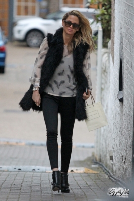 Sarah_Harding_leaving_her_managements_office_09_11_12_28429.jpg