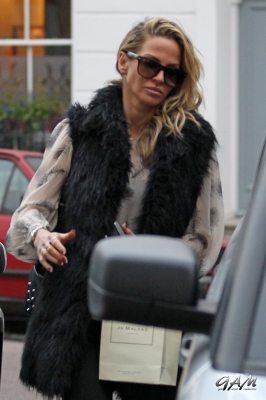 Sarah_Harding_leaving_her_managements_office_09_11_12_28629.jpg