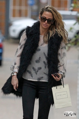 Sarah_Harding_leaving_her_managements_office_09_11_12_28729.jpg