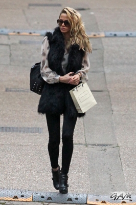 Sarah_Harding_leaving_her_managements_office_09_11_12_28829.jpg