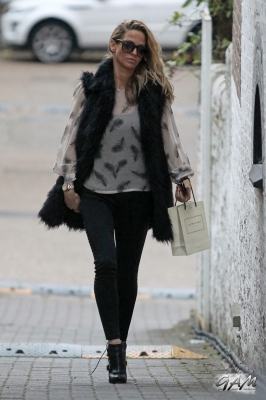 Sarah_Harding_leaving_her_managements_office_09_11_12_28929.jpg
