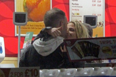 Sarah_Harding_out_in_London_with_DJ_Mark_One_09_11_12_281029.jpg