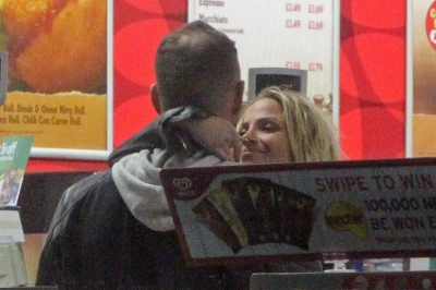 Sarah_Harding_out_in_London_with_DJ_Mark_One_09_11_12_281129.jpg