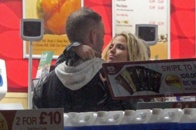 Sarah_Harding_out_in_London_with_DJ_Mark_One_09_11_12_281229.jpg