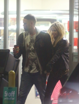 Sarah_Harding_out_in_London_with_DJ_Mark_One_09_11_12_281929.jpg