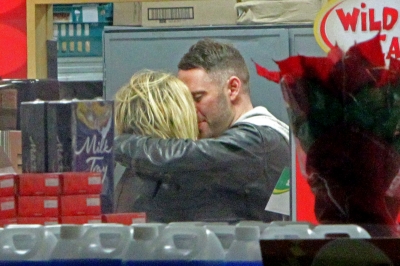 Sarah_Harding_out_in_London_with_DJ_Mark_One_09_11_12_28629.jpg