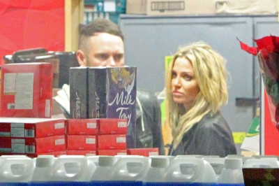 Sarah_Harding_out_in_London_with_DJ_Mark_One_09_11_12_28829.jpg