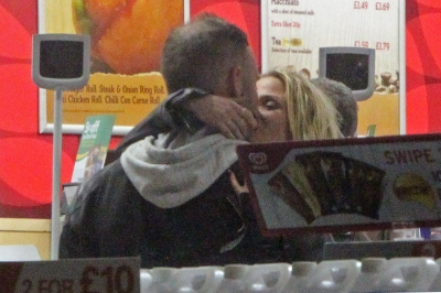 Sarah_Harding_out_in_London_with_DJ_Mark_One_09_11_12_28929.jpg