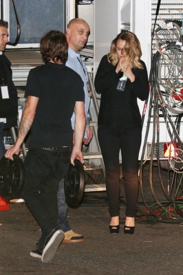 Girls_Aloud_leaving_the_Royal_Variety_Show_20_11_12_28329.jpg