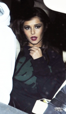 Girls_Aloud_leaving_the_Royal_Variety_Show_20_11_12_283829.jpg