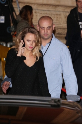 Girls_Aloud_leaving_the_Royal_Variety_Show_20_11_12_28529.jpg