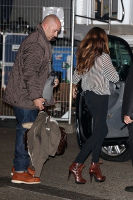 Girls_Aloud_leaving_the_Royal_Variety_Show_20_11_12_28729.jpg