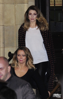 Girls_Aloud_leaving_the_Royal_Variety_Show_20_11_12_285229.jpg