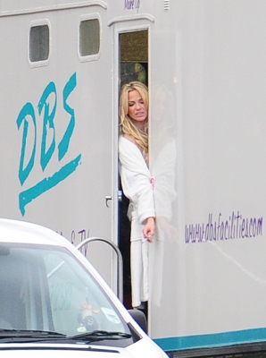 Girls_Aloud_on_the_set_of_BCYLM_trailers_26_11_12_282129.jpg