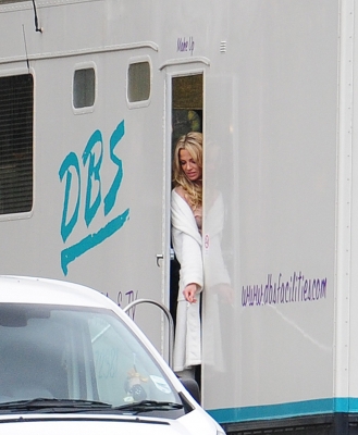 Girls_Aloud_on_the_set_of_BCYLM_trailers_26_11_12_284329.jpg