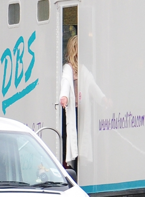 Girls_Aloud_on_the_set_of_BCYLM_trailers_26_11_12_284629.jpg