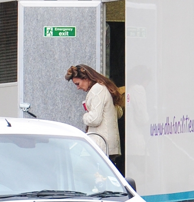 Girls_Aloud_on_the_set_of_BCYLM_trailers_26_11_12_28529.jpg