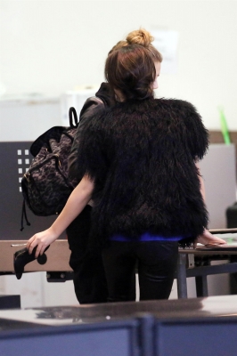 Cheryl_Cole_arriving_at_LAX_airport_30_11_12_281829.jpg