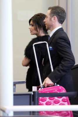 Cheryl_Cole_arriving_at_LAX_airport_30_11_12_282629.jpg