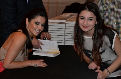 Cheryl_Cole_signs_copies_of_her_book__My_Story__in_London_01_12_12_281029.jpg