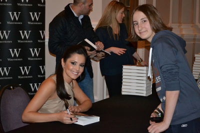 Cheryl_Cole_signs_copies_of_her_book__My_Story__in_London_01_12_12_281029.png