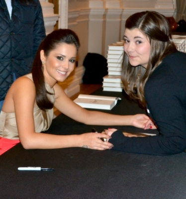 Cheryl_Cole_signs_copies_of_her_book__My_Story__in_London_01_12_12_281229.jpg