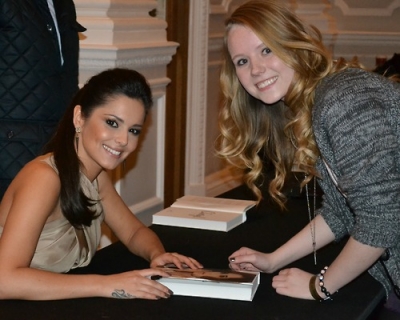 Cheryl_Cole_signs_copies_of_her_book__My_Story__in_London_01_12_12_281429.jpg