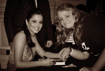 Cheryl_Cole_signs_copies_of_her_book__My_Story__in_London_01_12_12_281529.jpg
