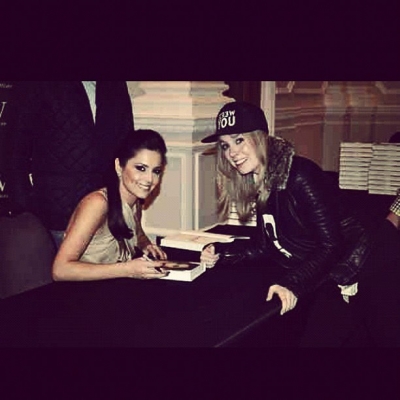 Cheryl_Cole_signs_copies_of_her_book__My_Story__in_London_01_12_12_282729.jpg