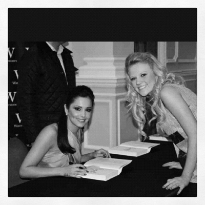 Cheryl_Cole_signs_copies_of_her_book__My_Story__in_London_01_12_12_282829.jpg