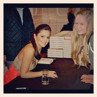 Cheryl_Cole_signs_copies_of_her_book__My_Story__in_London_01_12_12_284429.jpg
