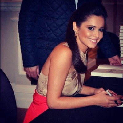 Cheryl_Cole_signs_copies_of_her_book__My_Story__in_London_01_12_12_284629.jpg