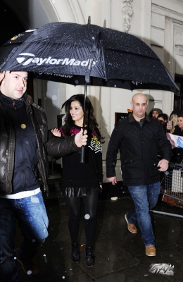 Girls_Aloud_arriving_at_BBC_Radio_1_14_12_12_2819329.jpg