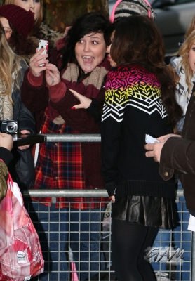 Girls_Aloud_arriving_at_BBC_Radio_1_14_12_12_289529.jpg