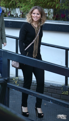 Kimberley_Walsh_leaving_the_ITV_Studios_13_12_12_28729.jpg