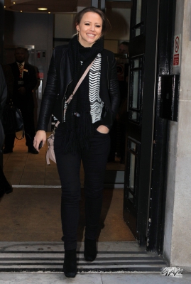 Kimberley_Walsh_outside_BBC_Radio_2_21_12_12_28129.jpg