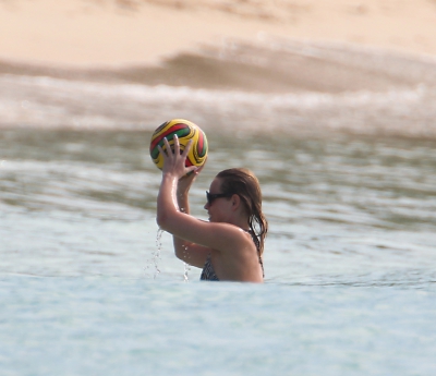 Kimberley_Walsh_on_holiday_in_the_Caribbean_080113_2810029.jpg