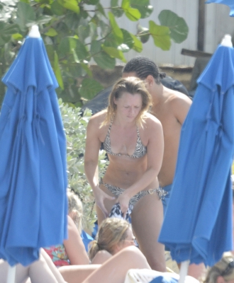 Kimberley_Walsh_on_holiday_in_the_Caribbean_080113_2810329.jpg