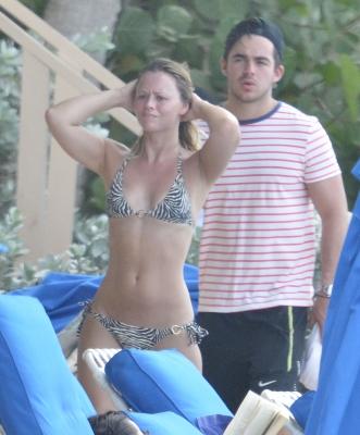 Kimberley_Walsh_on_holiday_in_the_Caribbean_080113_2810729.jpg