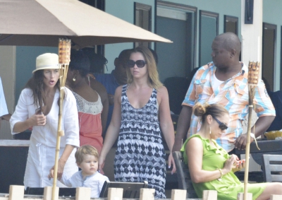 Kimberley_Walsh_on_holiday_in_the_Caribbean_080113_2811529.jpg