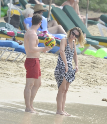 Kimberley_Walsh_on_holiday_in_the_Caribbean_080113_2811929.jpg