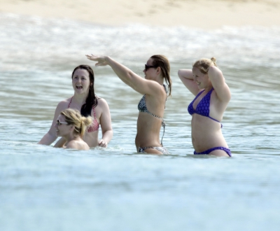 Kimberley_Walsh_on_holiday_in_the_Caribbean_080113_2812429.jpg