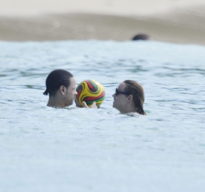Kimberley_Walsh_on_holiday_in_the_Caribbean_080113_2812529.jpg