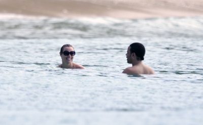 Kimberley_Walsh_on_holiday_in_the_Caribbean_080113_2812629.jpg
