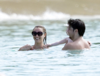 Kimberley_Walsh_on_holiday_in_the_Caribbean_080113_2812829.jpg
