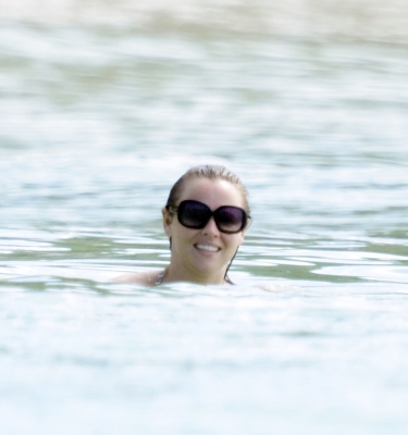 Kimberley_Walsh_on_holiday_in_the_Caribbean_080113_2812929.jpg