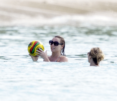Kimberley_Walsh_on_holiday_in_the_Caribbean_080113_2813029.jpg