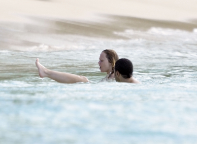 Kimberley_Walsh_on_holiday_in_the_Caribbean_080113_2813329.jpg